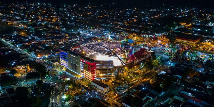 Parintins se prepara para o Festival dos Bois Caprichoso e Garantido