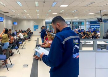 Procon-AM autua agência bancária por descumprimento da Lei da Filas