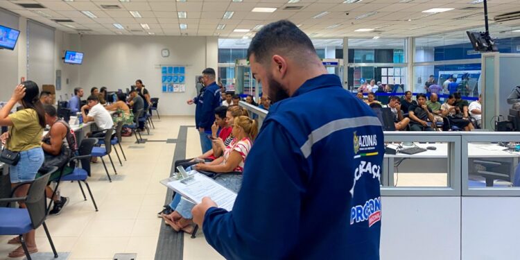 Procon-AM autua agência bancária por descumprimento da Lei da Filas