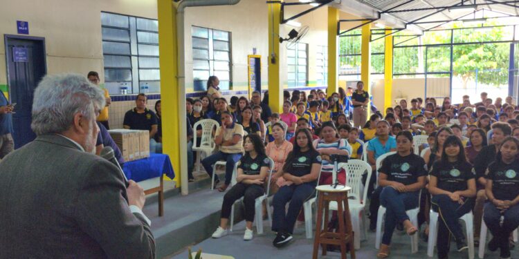 Escola de Parintins recebe premiação do concurso “Soluções Sustentáveis” do TCE-AM
