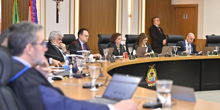 TCE-AM multa prefeito de Nova Olinda do Norte por falta de transparência em licitação