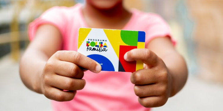 Mais de 645 mil famílias do Amazonas recebem o Bolsa Família a partir desta terça (15/4)