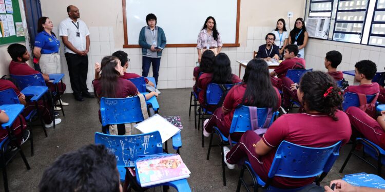 TCE-AM leva palestras sobre educação financeira a alunos da rede estadual em Manaus