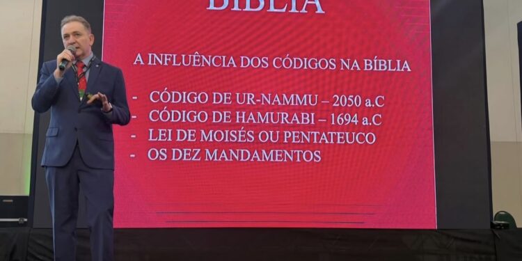 Jurista palestra  sobre os “Crimes na Bíblia” na ExpoDireito 2025 em Fortaleza