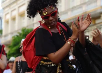 Vogue Femme e técnicas de folhagravura movimentam o fim de semana na Itinerância Bubuia