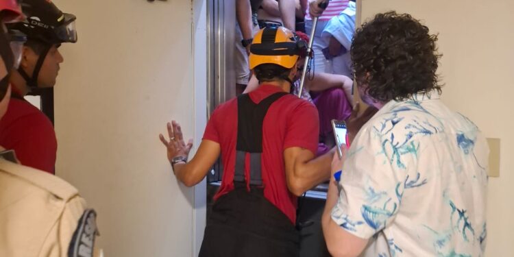 Bombeiros resgatam seis turistas presos em elevador de hotel no Centro de Manaus
