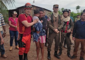 Criança de dois anos desaparecida na BR-319 é encontrada pelo Corpo de Bombeiros ao lado de cães que a protegiam