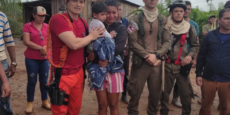 Criança de dois anos desaparecida na BR-319 é encontrada pelo Corpo de Bombeiros ao lado de cães que a protegiam