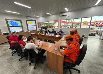 Festival de Parintins 2025: Corpo de Bombeiros alinha estratégias de segurança do espetáculo com representantes dos bumbás