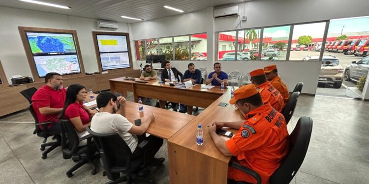 Festival de Parintins 2025: Corpo de Bombeiros alinha estratégias de segurança do espetáculo com representantes dos bumbás