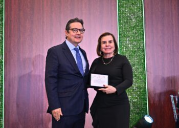 Presidente do TCE-AM é homenageada em Congresso Internacional