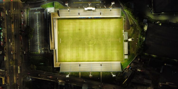 Estádio Carlos Zamith é revitalizado com nova iluminação e melhorias na estrutura