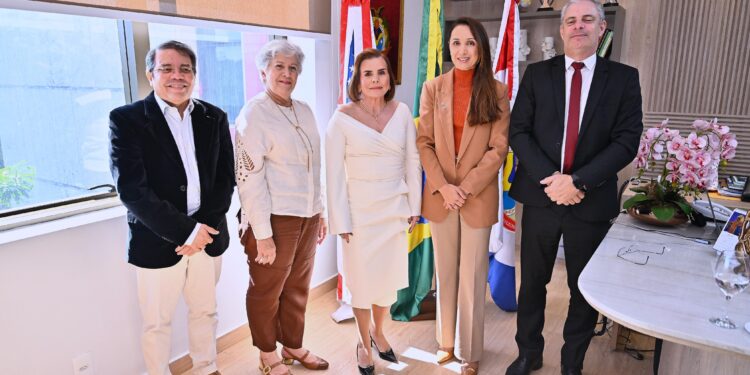 Presidente do TCE-AM recebe visita institucional da Audicon durante Congresso Internacional