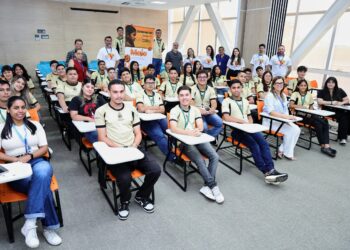 TCE-AM realiza ação educativa com menores aprendizes em alusão ao Maio Laranja