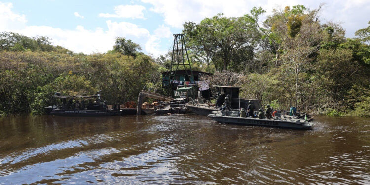 Suspeitos de garimpo são presos e dragas apreendidas no Amazonas