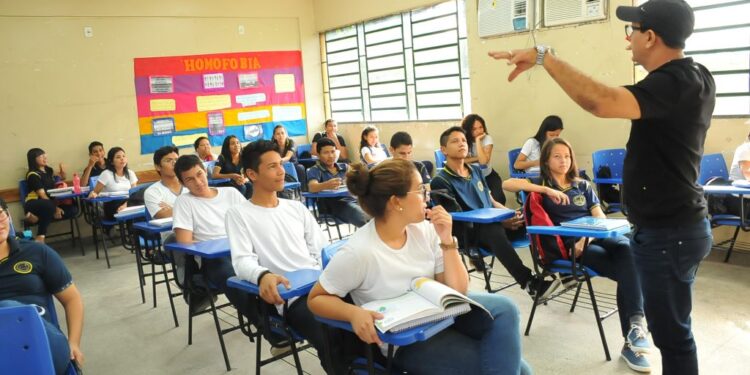 Após ação da Defensoria Pública, Justiça suspende cortes salariais de educadores certificados por universidades do Mercosul e Portugal