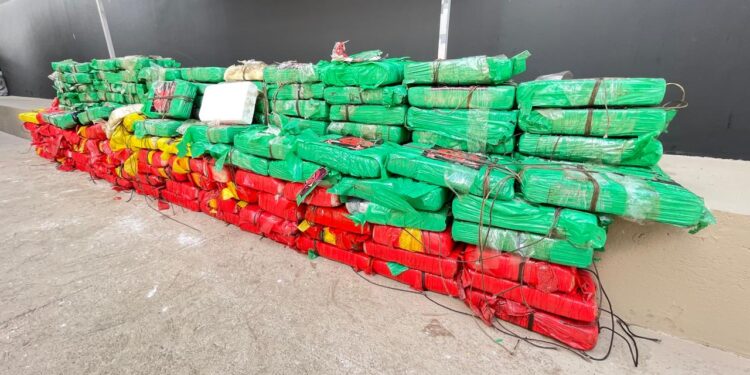 No Amazonas, polícia apreende drogas avaliadas em R$ 12 milhões dentro de embarcação