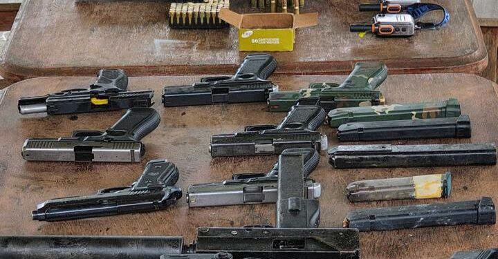 Polícia identifica bunker e apreende drogas, armas e munições no Amazonas