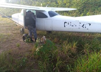 PM apreende avião e drogas em pista clandestina no Amazonas