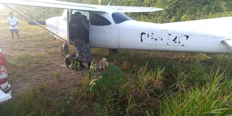 PM apreende avião e drogas em pista clandestina no Amazonas
