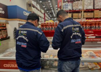 Procon-AM autua supermercado em Manaus por adulteração de data de validade em produtos impróprios para consumo humano