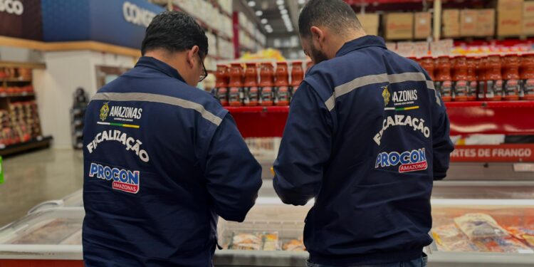 Procon-AM autua supermercado em Manaus por adulteração de data de validade em produtos impróprios para consumo humano 