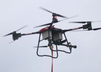 Bombeiros do Amazonas reforçam ações no interior com drones que despejam água e viaturas de grande porte
