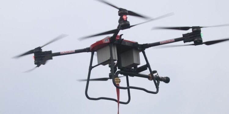 Bombeiros do Amazonas reforçam ações no interior com drones que despejam água e viaturas de grande porte