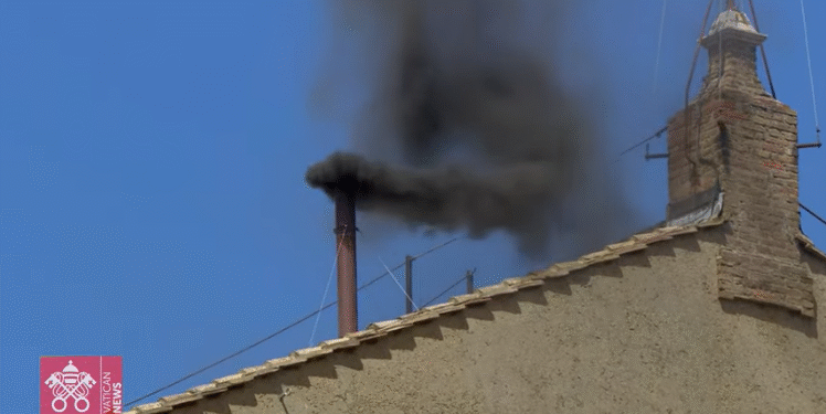 Conclave: Vaticano tem fumaça preta após nova votação do conclave