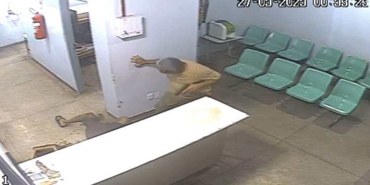 Vídeo: Tentativa de fuga em delegacia termina com um detento morto e outro ferido no AM
