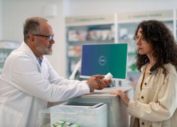 Menos automedicação, mais orientação: como funciona, de fato, a prescrição farmacêutica