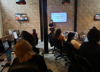 Agência investe em capacitação interna para impulsionar a qualidade e inovação no mercado publicitário