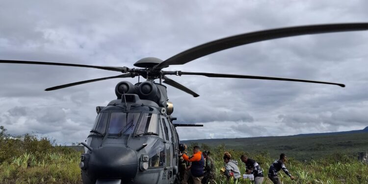 Mulher é resgatada após 4 dias com perna quebrada em serra no AM