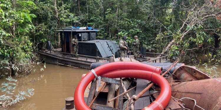 Sobe para 16 número de dragas de garimpo destruídas pelas Forças Armadas