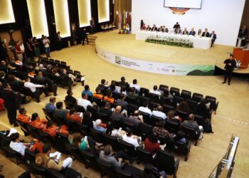 TCE-AM reúne especialistas e gestores em debate sobre prevenção às queimadas e gestão ambiental