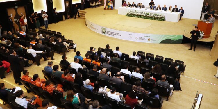 TCE-AM reúne especialistas e gestores em debate sobre prevenção às queimadas e gestão ambiental
