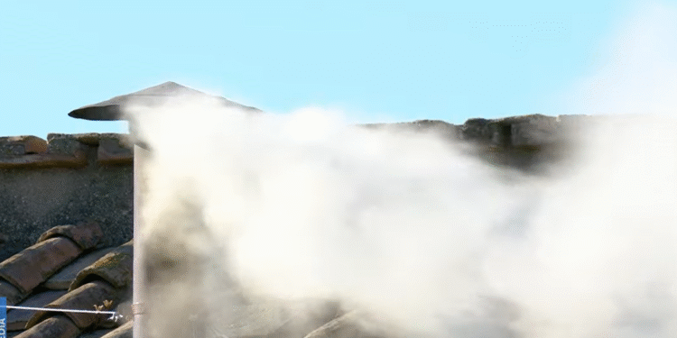 ‘Habemus papam: Fumaça branca anuncia escolha de sucessor de papa Francisco