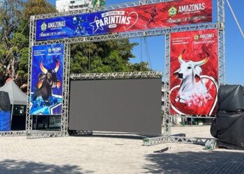 Festival de Parintins 2025: Telão para a transmissão da Festa dos Visitantes e Festival de Parintins está montado no Largo de São Sebastião