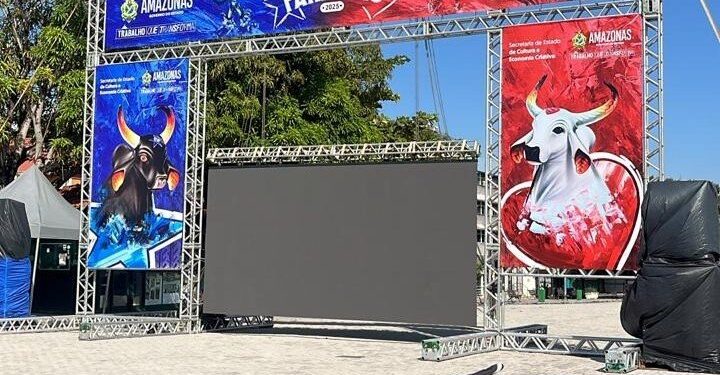 Festival de Parintins 2025: Telão para a transmissão da Festa dos Visitantes e Festival de Parintins está montado no Largo de São Sebastião