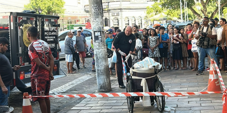 Homem é preso ao circular com o pai morto em cadeira de rodas em Manaus, diz polícia