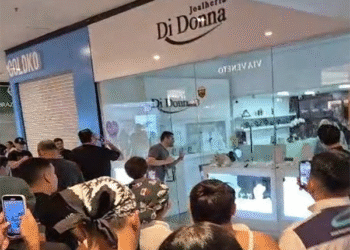 Bandidos invadem shopping e assaltam joalheria em Manaus