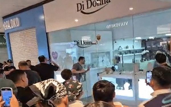 Bandidos invadem shopping e assaltam joalheria em Manaus