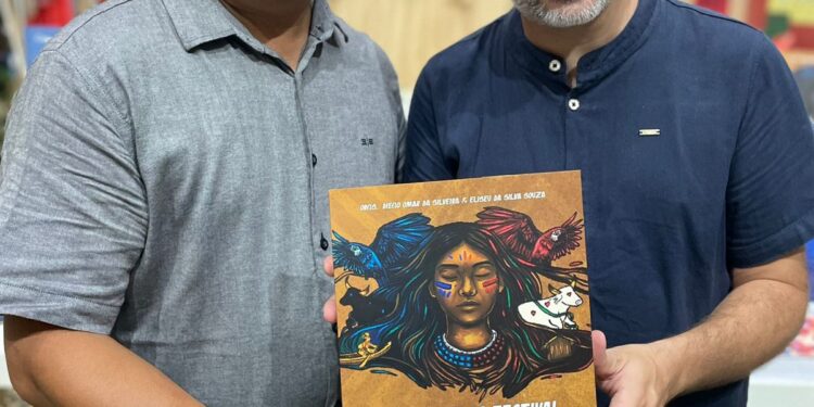 Obras que destacam Festival de Parintins são lançadas pela Editora da UEA na Ilha Tupinambarana