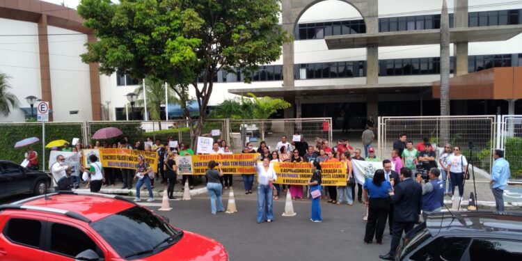 Asprom e professores vão à Câmara Municipal contra proposta de reajuste salarial da prefeitura