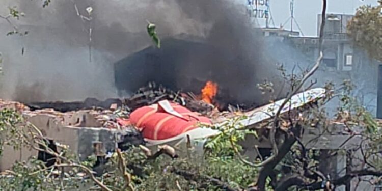 Avião com 242 pessoas cai na Índia