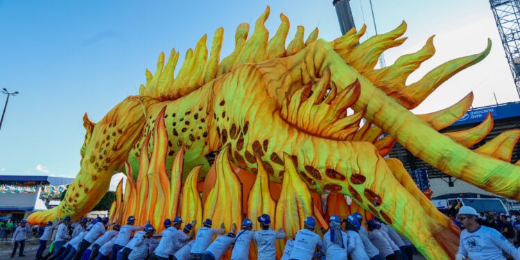 Caprichoso traslada alegorias até a concentração do Bumbódromo