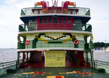 Parintins recebe barco da Bienal das Amazônias Sobre as Águas