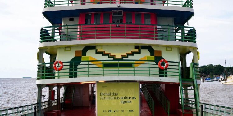Parintins recebe barco da Bienal das Amazônias Sobre as Águas