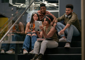 4 em cada 10 universitários já trancaram o curso universitário por não conseguir pagar mensalidades, revela pesquisa da Serasa