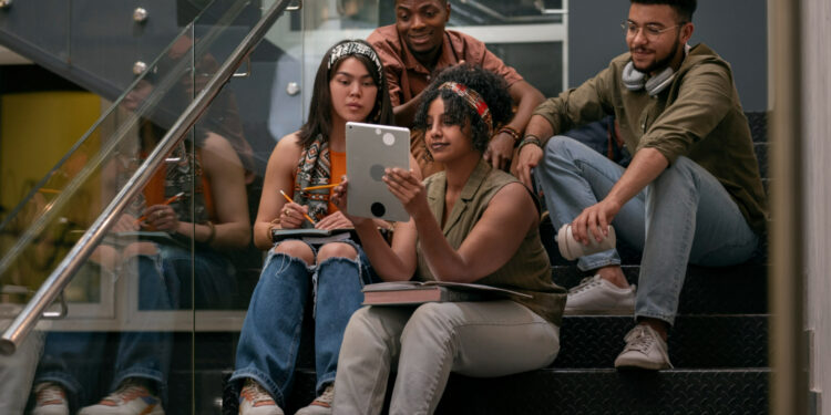 4 em cada 10 universitários já trancaram o curso universitário por não conseguir pagar mensalidades, revela pesquisa da Serasa